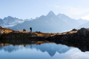 Monte Bianco dağlarının muhteşem manzarası ön planda turistlerle dolu.