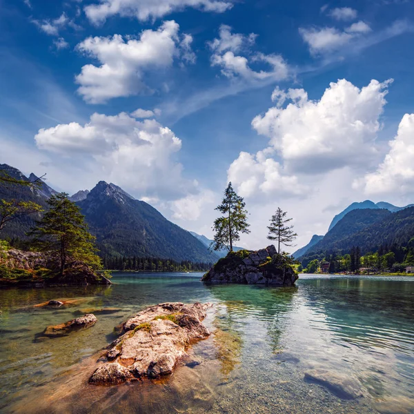 Splendida giornata estiva soleggiata sul lago di Hintersee — Foto Stock