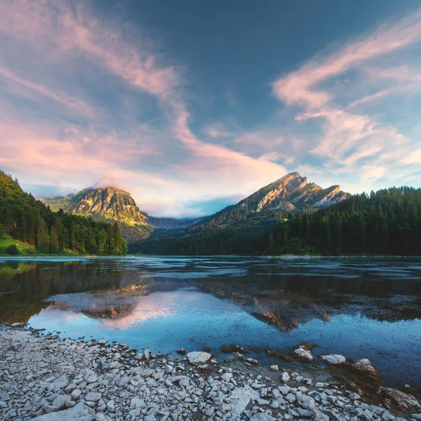 Tranquillo panorama estivo sul lago Obersee nelle Alpi svizzere — Foto Stock