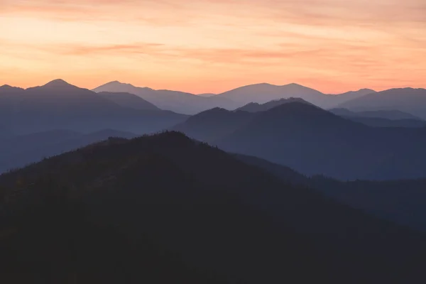 Gama de montanhas azuis de beleza nas montanhas dos Cárpatos — Fotografia de Stock