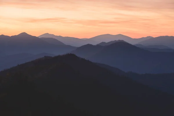 Skönhetsblå bergskedja i Karpaterna — Stockfoto