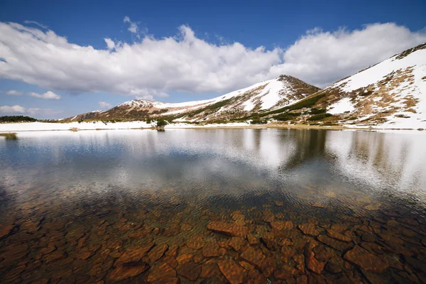 Malebná jarní krajina se zasněženými kopci — Stock fotografie