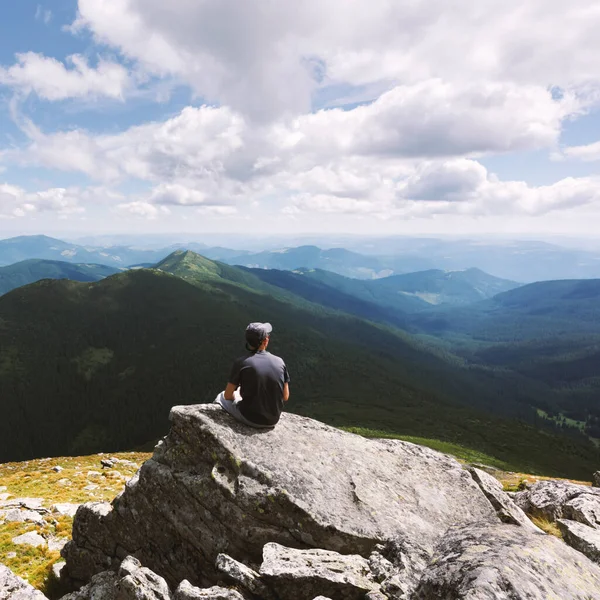 Einsamer Tourist sitzt auf dem Felsen — Stockfoto