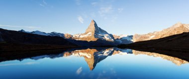 Stellisee Gölü 'ndeki Matterhorn zirvesi