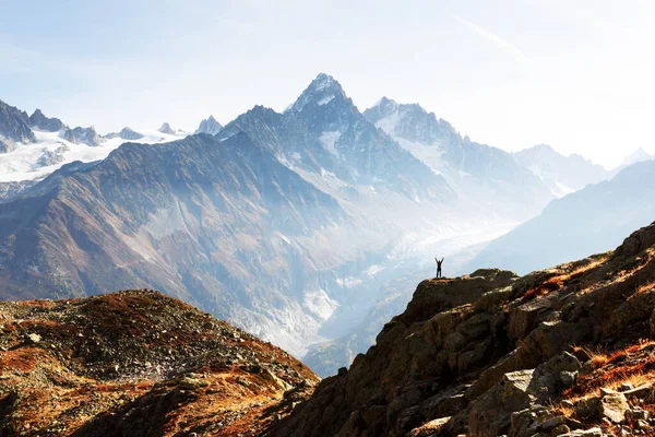 Increíble vista de las montañas de Monte Bianco gama con el turista en un primer plano — Foto de Stock