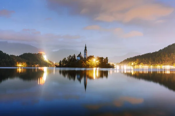 Colorful sunrise view of Bled lake in Julian Alps, Slovenia — Stock Photo, Image