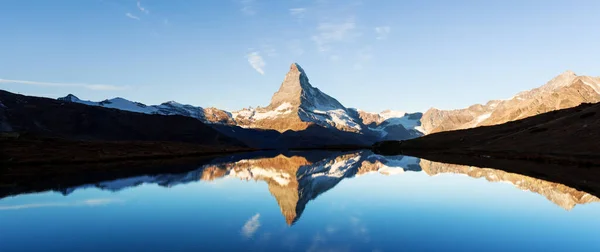 Matterhorn csúcs a Stellisee tónál — Stock Fotó