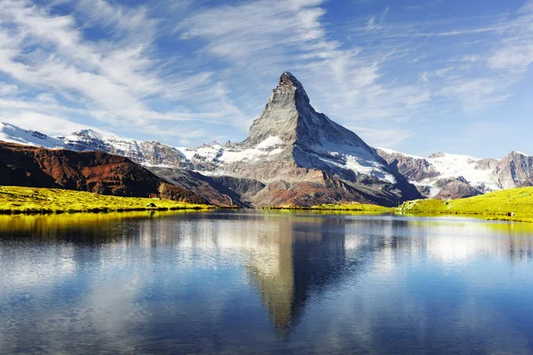 Festői kilátással a Matterhorn-csúcs és a Stellisee tó svájci Alpokban — Stock Fotó