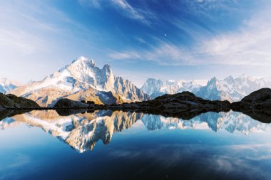 Fransa Alpleri 'ndeki Lac Blanc Gölü' nde güneşli bir gün.