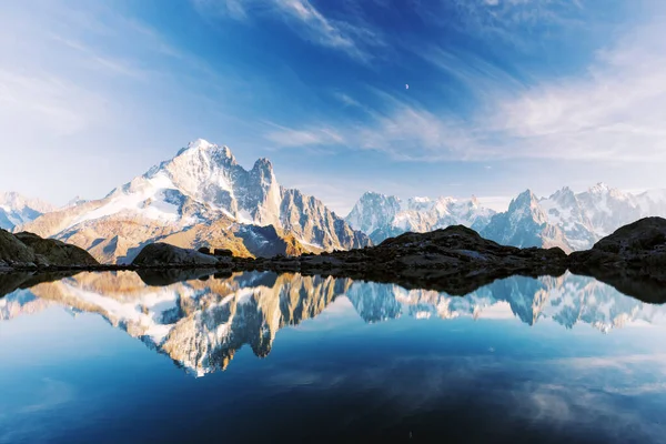 Giornata di sole sul lago Lac Blanc in Francia Alpi — Foto Stock
