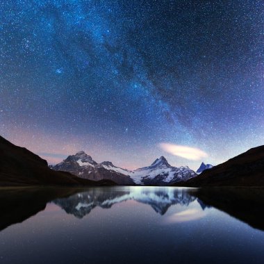 Bachalpsee Gölü 'nün inanılmaz gece manzarası
