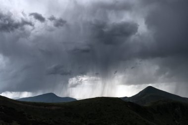 Akşam dağlarında inanılmaz yağmurlu bulutlar.