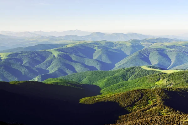Zielone góry zakres w okresie letnim — Zdjęcie stockowe