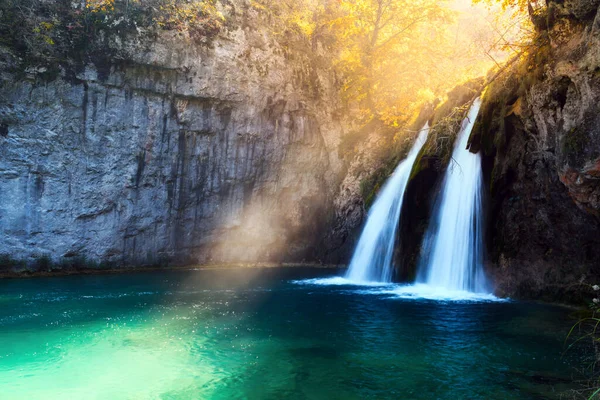 Fluxos de água de cachoeira incrível em lagos Plitvice — Fotografia de Stock
