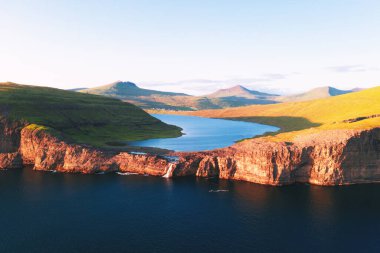 Sorvagsvatn Gölü, Faroe Adaları 'ndaki Vagar Adası' nın kayalıklarında.