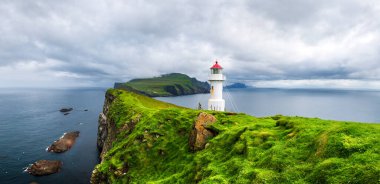 Mykines adasındaki eski deniz fenerinin panoramik manzarası