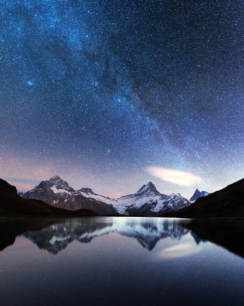 Bachalpsee Gölü 'nün inanılmaz gece manzarası — Stok fotoğraf