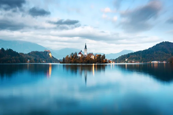 Colorful sunrise view of Bled lake in Julian Alps, Slovenia — Stock Photo, Image
