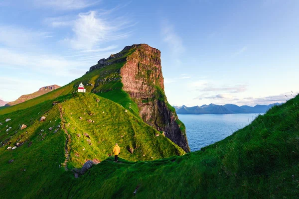 Kallur lighthouse on green hills of Kalsoy island — Stock Photo, Image