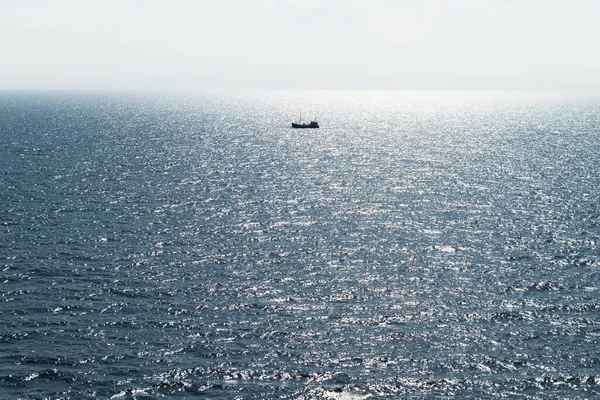 Navire de pêche solitaire chalutier bateau sur l'océan — Photo