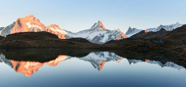Bachalpsee meer in Zwitserse Alpen bergen — Stockfoto