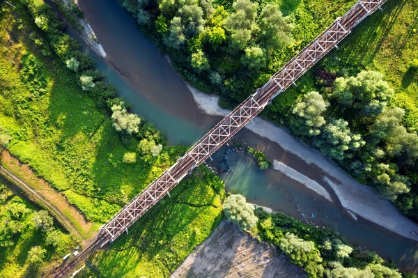 Ståljernbanebro over en liten elv – stockfoto