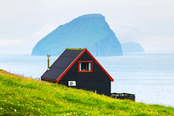 Casa nera sulla famosa faroese Witches Finger Trail — Foto Stock