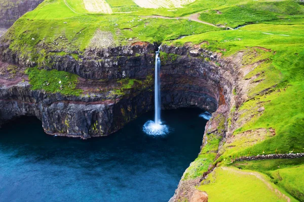 Wodospad Mulafossur w Gasadalur, wyspa Vagar na Wyspach Owczych. — Zdjęcie stockowe