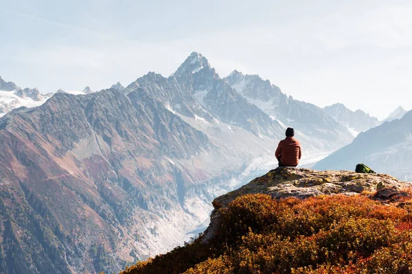 Prachtig uitzicht op Monte Bianco gebergte met toerist op de voorgrond — Stockfoto