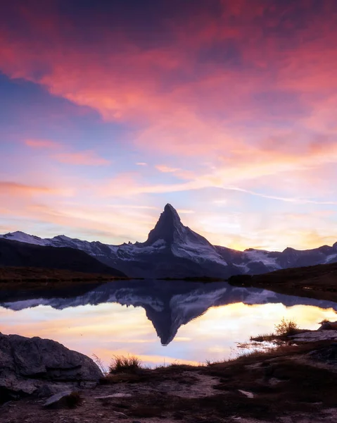Matterhorn piek op Stellisee meer — Stockfoto