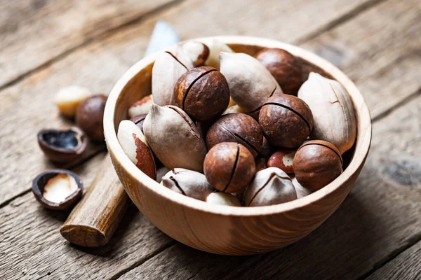 Nueces secas mezcladas en primer plano cuenco de madera —  Fotos de Stock