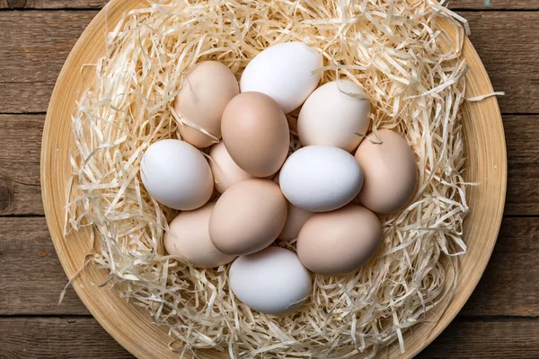 Huevos de pollo ecológicos en primer plano —  Fotos de Stock