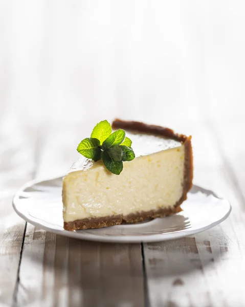 Fatia de cheesecake de Nova York com um raminho de hortelã — Fotografia de Stock