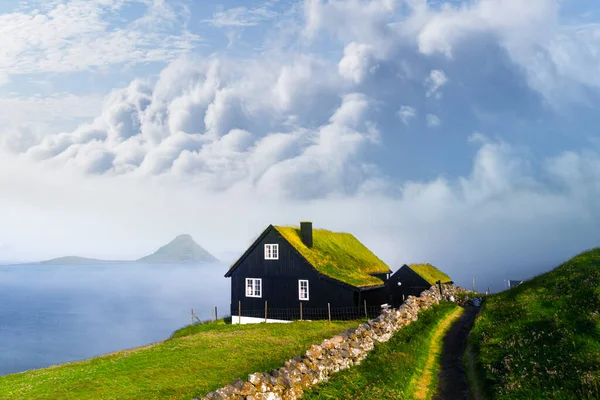 Nebel am Morgen Blick auf ein Haus mit typischem Grasdach — Stockfoto