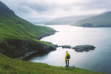 Vagar adası ve Sorvagur kasabasının yeşil tepelerinin dramatik manzarası