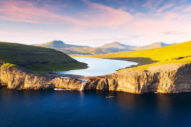 Sorvagsvatn Gölü, Faroe Adaları 'ndaki Vagar Adası' nın kayalıklarında.