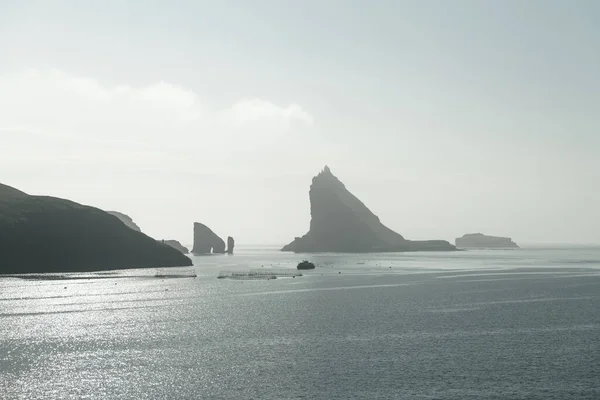 Vista dramática sobre as pilhas de mar de Drangarnir e Tindholmur — Fotografia de Stock