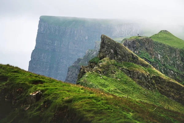 Foggy view of gorgeous mountains of Mykines island — Stock Photo, Image