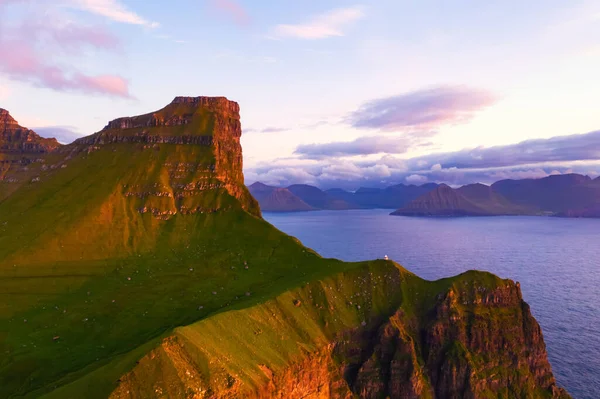 Kallur lighthouse on green hills of Kalsoy island — Stock Photo, Image