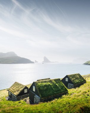 Geleneksel çim kaplı Faroe evlerinin resimli manzarası