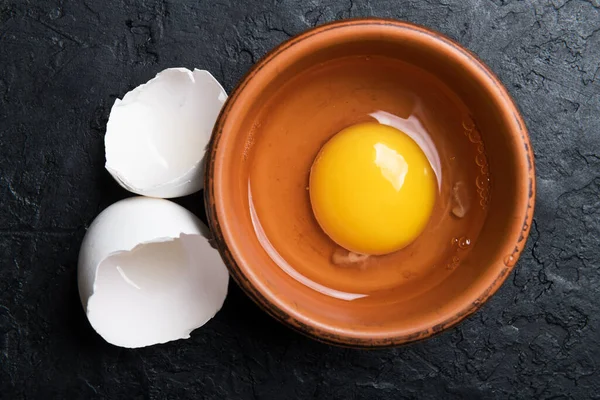 Kuřecí žloutek z rozbitého organického vejce — Stock fotografie