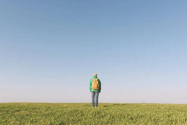 Turista con mochila solo en el campo de verano — Foto de Stock