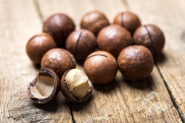 Sušené organické Macadamia ořechy v oranžové keramické misce — Stock fotografie