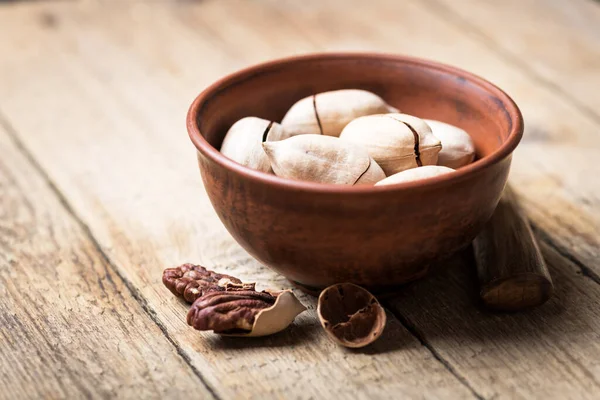 Nueces secas ecológicas de Pecan en tazón de cerámica naranja —  Fotos de Stock