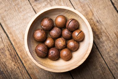 Turuncu seramik kasede kurutulmuş organik Macadamia fındığı.