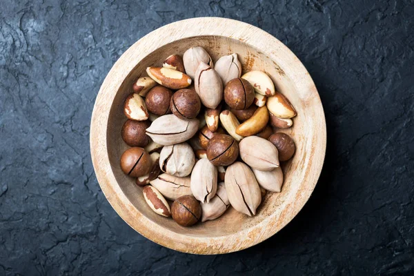 Sušené míchané ořechy v dřevěné míse detailní up — Stock fotografie