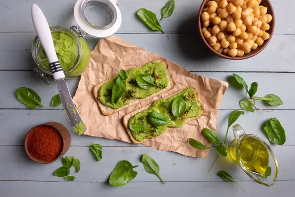 Due cracker con humus di spinaci verdi — Foto Stock