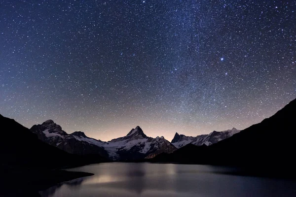 Neuvěřitelný noční pohled na jezero Bachalpsee — Stock fotografie