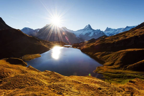 Pintoresca vista del lago Bachalpsee en las montañas de los Alpes suizos —  Fotos de Stock