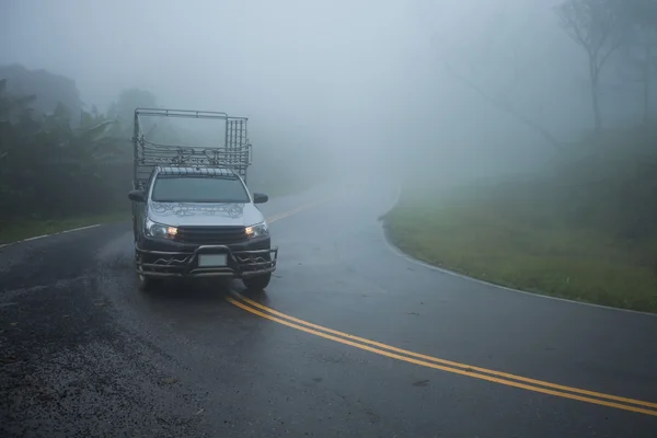 Pequeño camión en la carretera — Foto de Stock